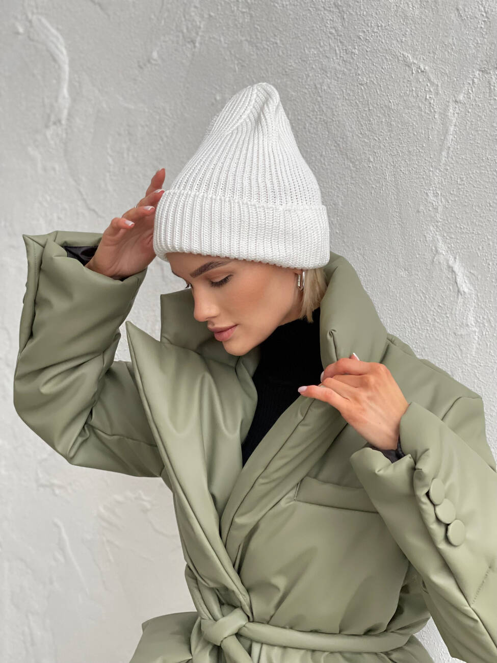 Бесшовная хлопковая шапка Fashion в белом рубчике.