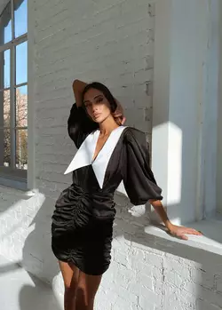 Стильна трендова шовкова міні сукня Kamilla з відкладним комірцем та V-подібним декольте чорного кольору