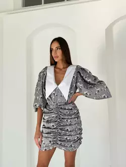 Стильна трендова шовкова міні сукня Kamilla з відкладним комірцем та V-подібним декольте графітового кольору квітковий принт