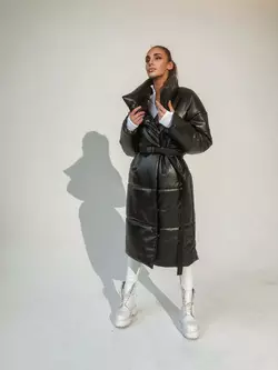 Довга жіноча зимова куртка - пуховик NIKA з екошкіри класу Lux на силіконі 200 без капюшона чорного кольору
