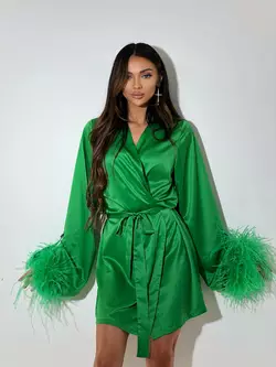 Ніжна сатинова сукня БОА з декорованими пір'ями зеленого кольору